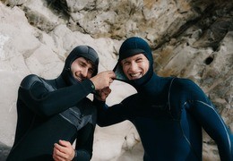 Quelle combinaison néoprène choisir pour l’hiver : 5/4, 6/4 ou 4/3 ?